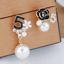 Load image into Gallery viewer, High Quality Fashion Earing letter flower earrings Chain Famous Brand Designer Luxury Brincos Orecchini Pearl Earrings For Women

