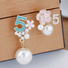 Load image into Gallery viewer, High Quality Fashion Earing letter flower earrings Chain Famous Brand Designer Luxury Brincos Orecchini Pearl Earrings For Women

